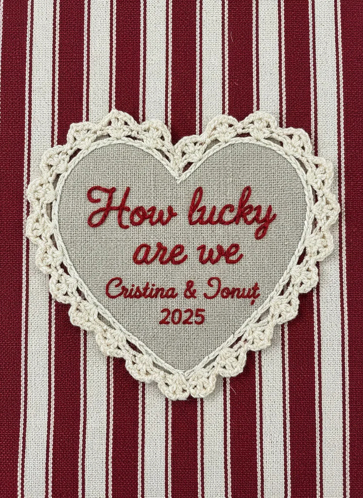 Artwork textil handcrafted cu inimă de dantelă și text personalizat